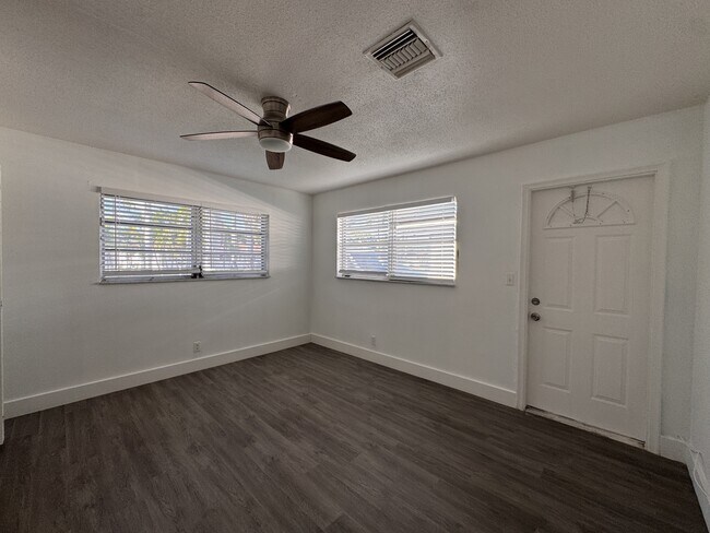 Building Photo - 4140 SW 24th Ct