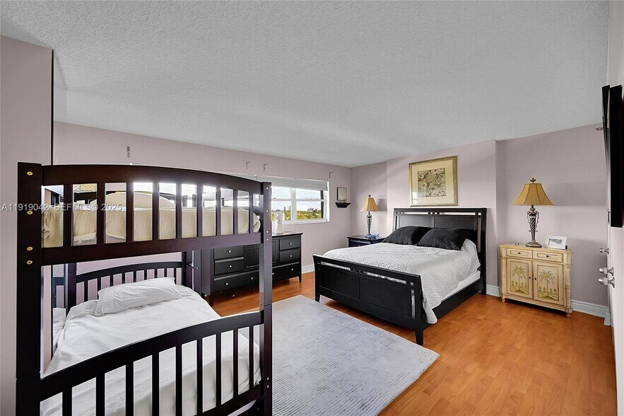 Building Photo - 3200 Port Royale Dr N