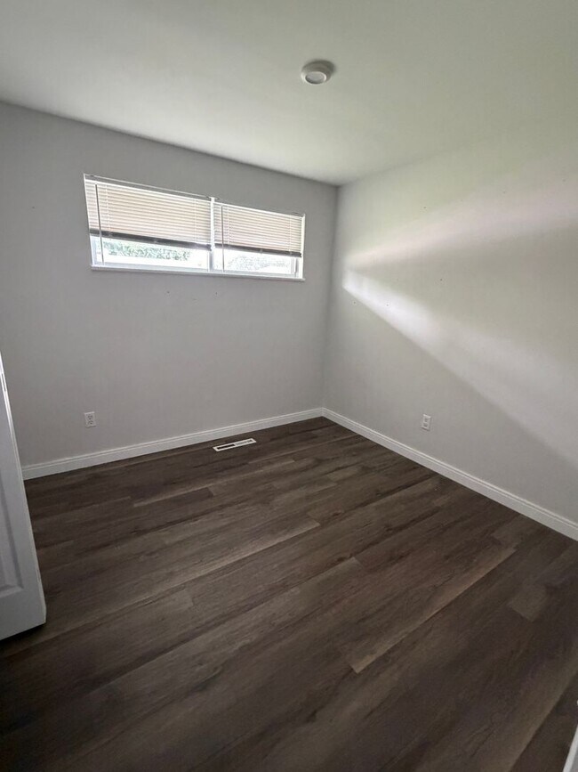 Building Photo - Updated 3 bedroom/2 Full Bath Huber Heights Ranch
