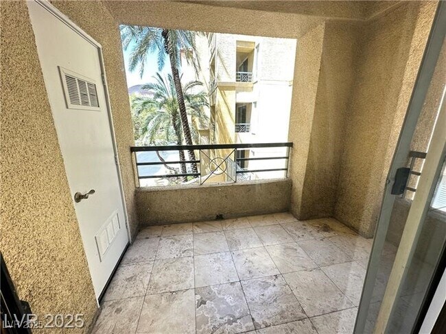 Building Photo - 270 E Flamingo Rd