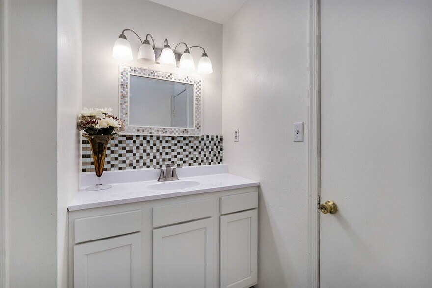 Building Photo - 5213 Clover Hill Dr