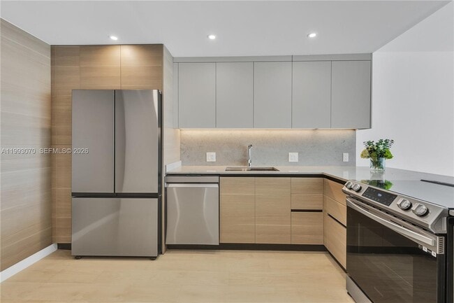 Building Photo - 20100 W Country Club Dr