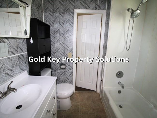 Building Photo - Spacious 2 BR 1 BA House with Central Air and Enclosed Porch (SECTION 8 APPROVED)