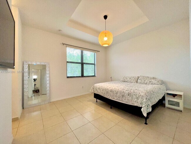 Building Photo - 649 NE 191st St