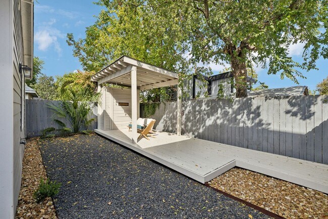 Building Photo - DARLING 2-BEDROOM MAHNCKE PARK COTTAGE