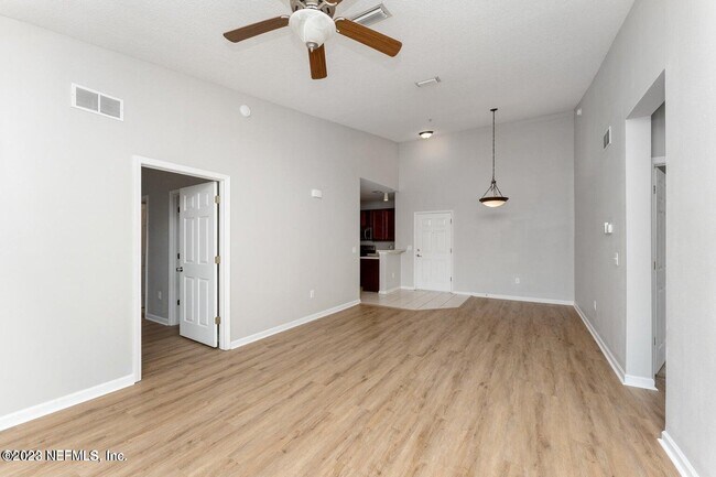 Building Photo - 8226 Green Parrot Rd