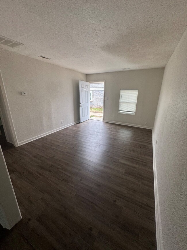 Building Photo - 816 S Water St