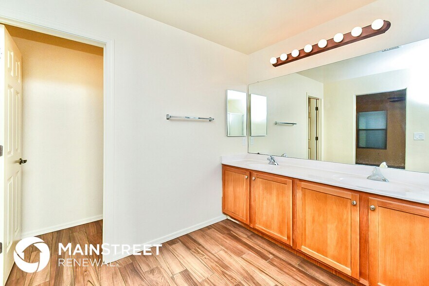 Building Photo - 1648 W Osasuna Dr