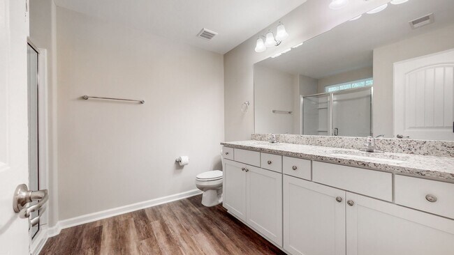 Building Photo - 3 Bedroom 2.5 Bathroom Townhome - The Comm...