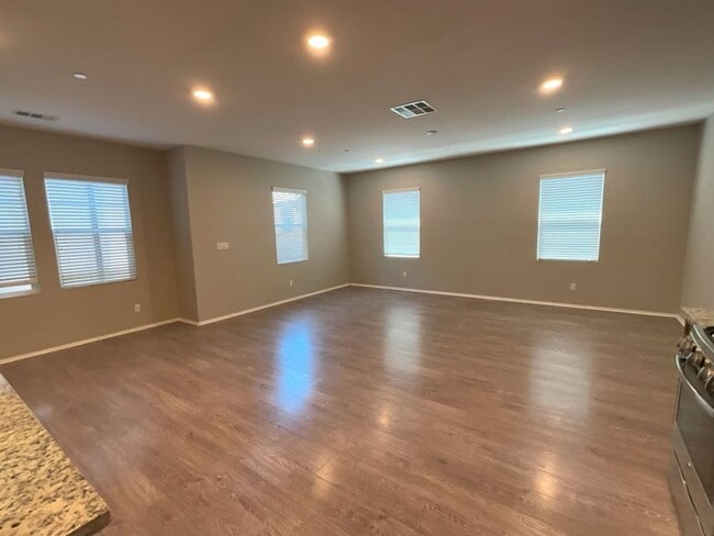 Building Photo - 3 Bed 2 Bath in the Eastlake Vistas