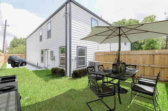 Building Photo - 7802 Crestview Dr