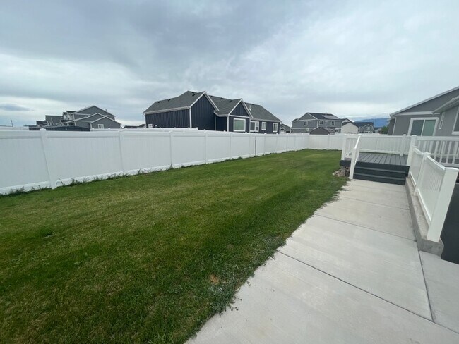 Building Photo - 769 Spring Ln