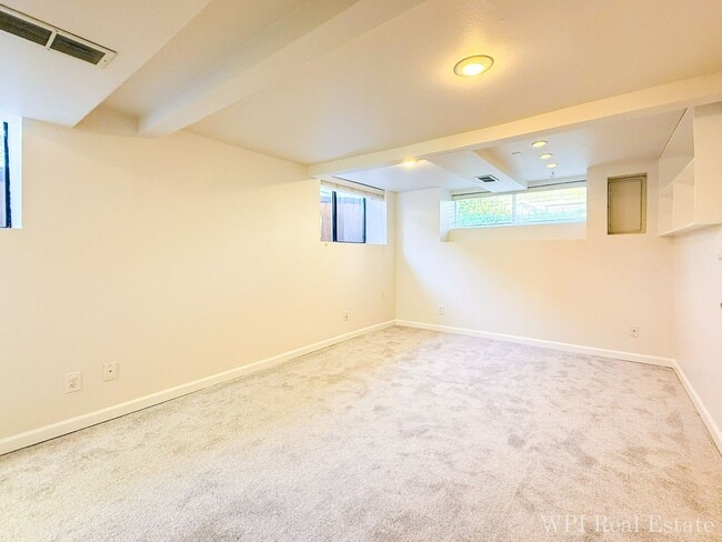 Building Photo - Beautiful newly remodeled 3 bed/2 bath home! Walking distance to Northgate Lightrail!