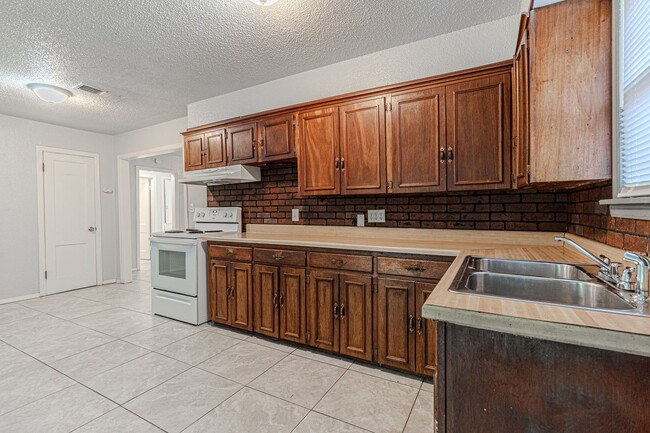 Building Photo - 3 Bed 2 Bath in OKC!
