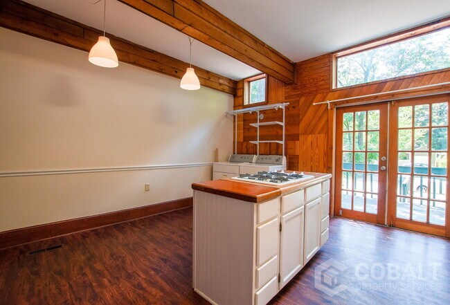 Building Photo - 856 Monroe Dr NE