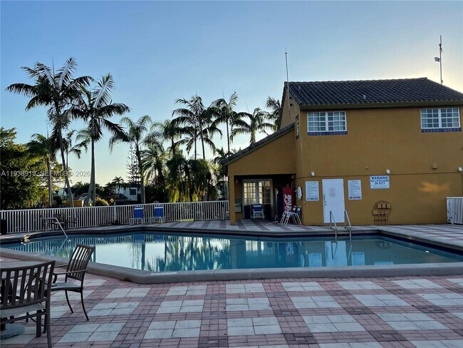 Building Photo - 9711 Fontainebleau Blvd