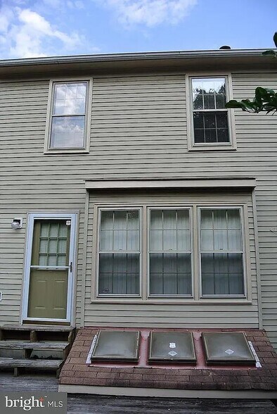 Building Photo - 10806 Douglas Ave