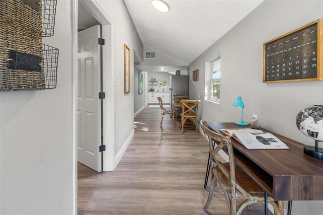 Building Photo - 1606 E Osborne Ave