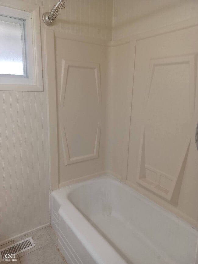 Building Photo - 33 S Post Rd