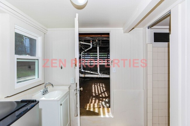 Building Photo - 3 bedroom, 2.5 bath home for rent in Lower...