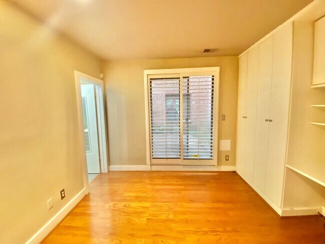 Building Photo - SAVE OVER $200!* Dupont Circle 1 Bedroom Charmer with Patio, Fireplace, Central Air, Washer/Dryer!