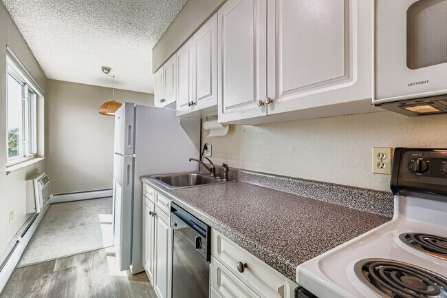 Building Photo - Sunny 6th-Floor Condo at Penn Towers – Rig...