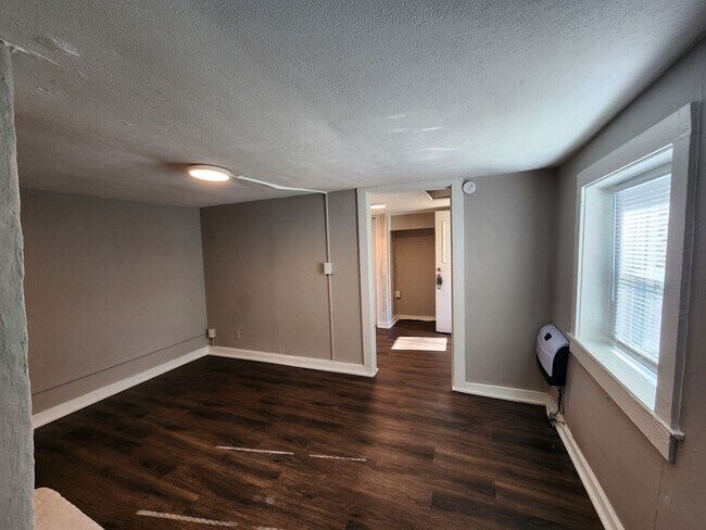 Building Photo - 823 Cumberland Dr