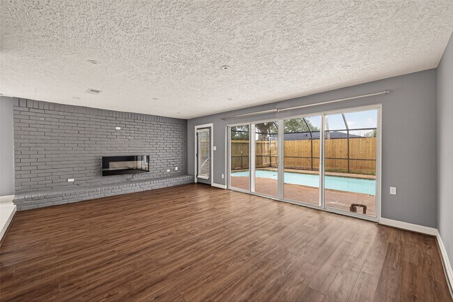 Building Photo - 2130 Round Lake Dr