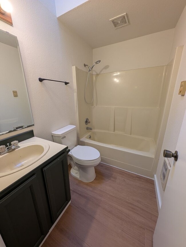 Building Photo - Manchester 3 Bedroom. Available NOW!!