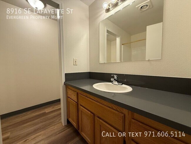 Building Photo - 8916 SE Lafayette St