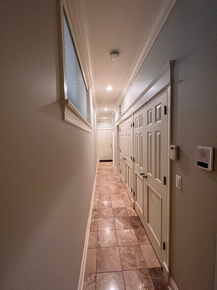 Building Photo - 2042 N Racine Ave