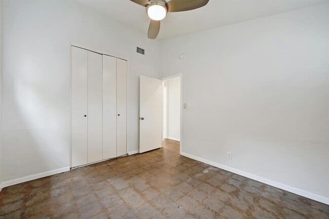 Building Photo - 5511 Jim Hogg Ave