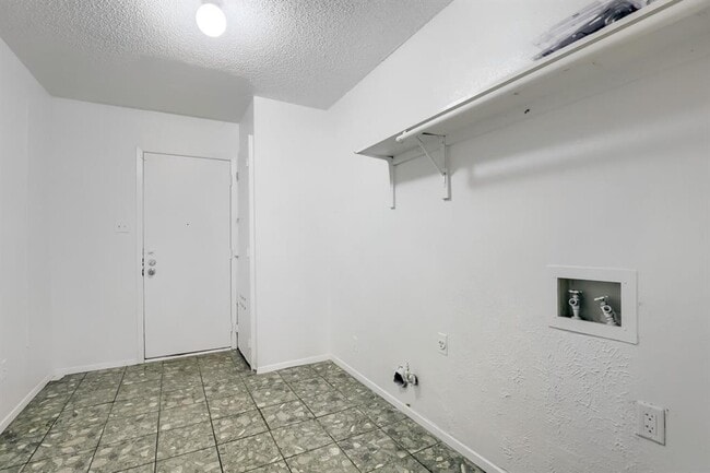 Building Photo - 10710 Topperwein Dr