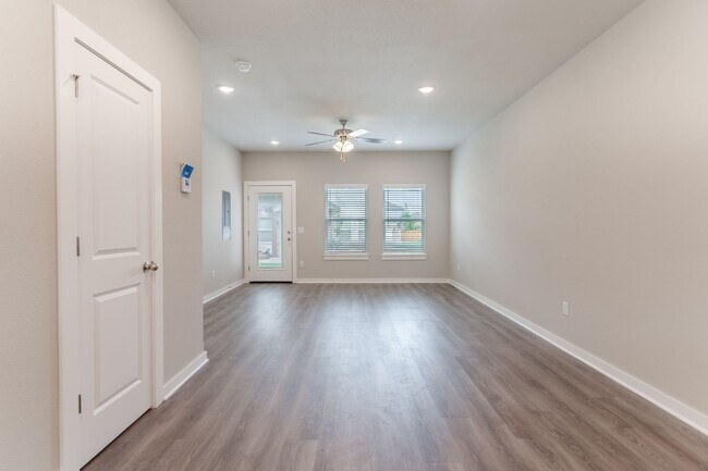 Building Photo - 2 Bedroom 2 Bathroom Home in Fayetteville, AR