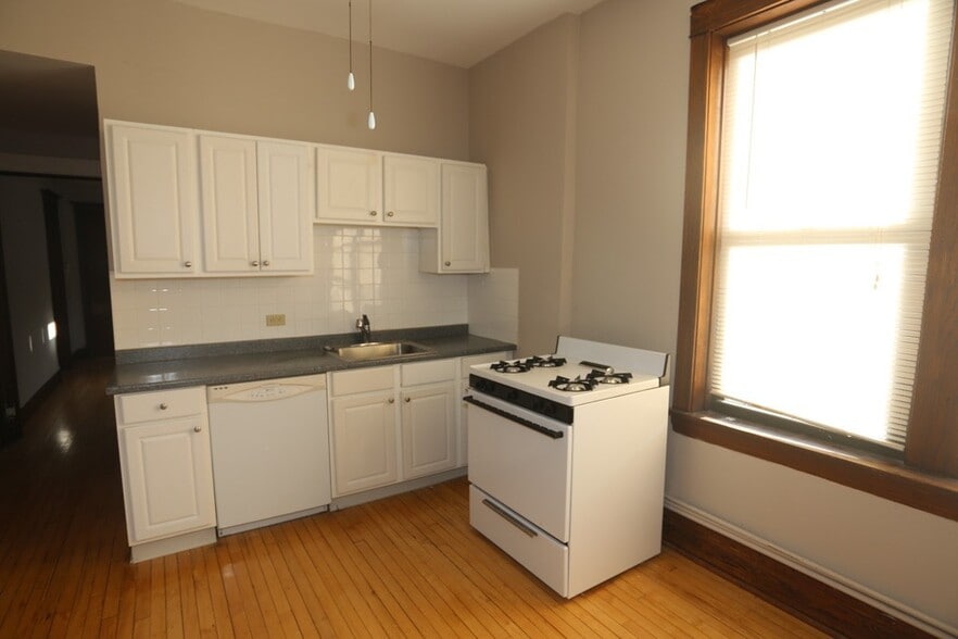 Building Photo - 1919 W Schiller St