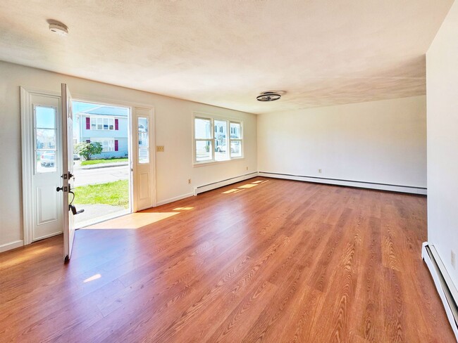 Building Photo - Beautifully remodeled townhouse with garage.