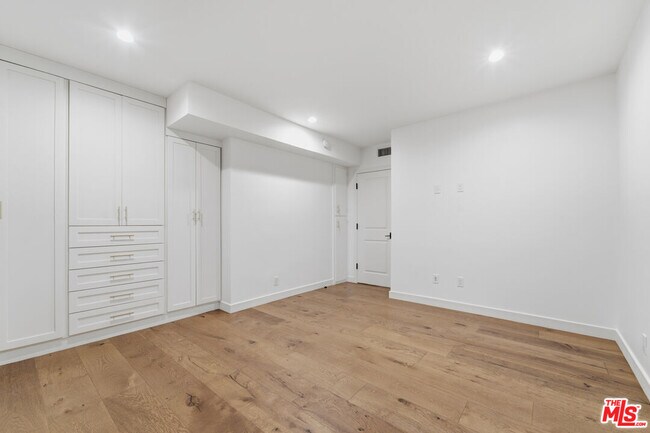 Building Photo - 393 Huntley Dr