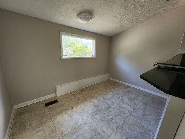 Building Photo - Spacious 3-Bedroom, 2-Bathroom Home AVAILA...