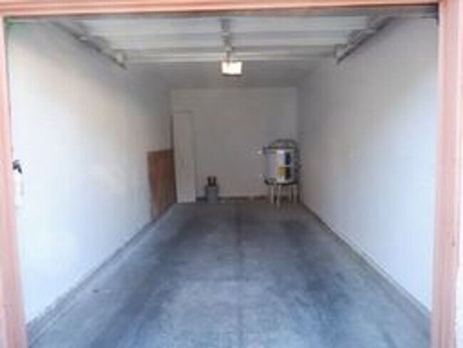 Building Photo - Charming 2nd floor townhome with large, co...
