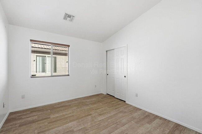 Building Photo - 7159 S Providence Dr