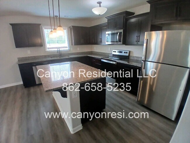 Building Photo - MUST SEE Fantastic 4BR 2/5 BA near everyth...