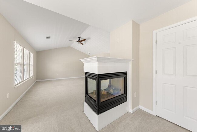 Building Photo - 9201 Golf Ct