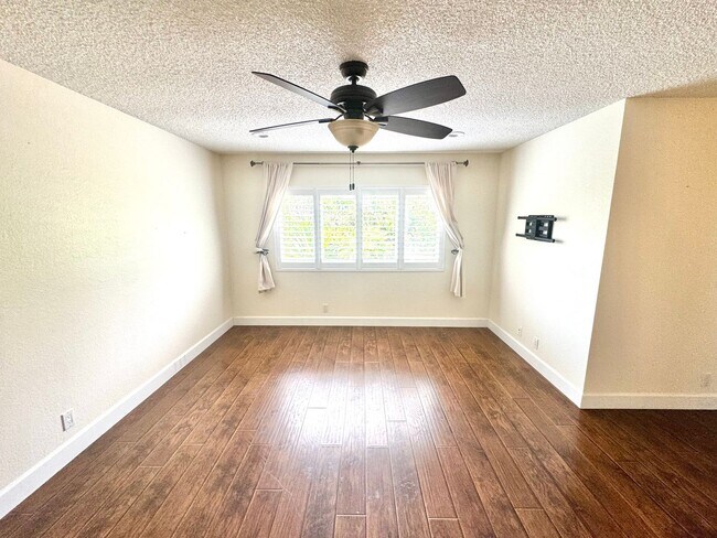 Building Photo - Rare opportunity spacious remodeled Camarillo Home on cul-de-sac with Electricity included!