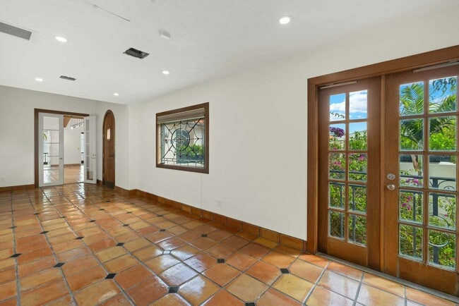 Building Photo - 250 Worth Ave