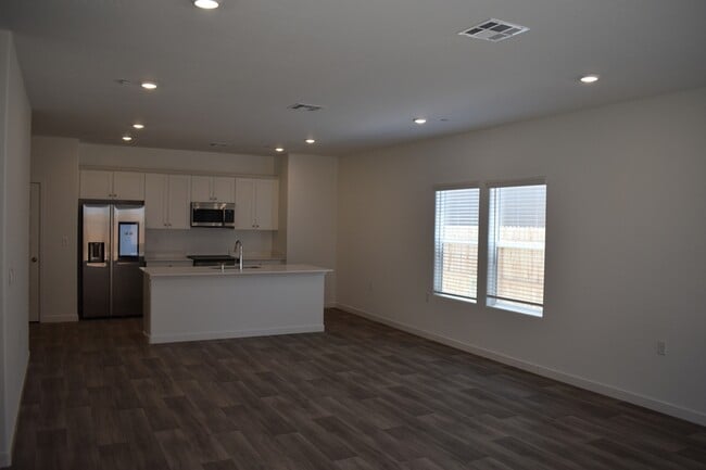 Building Photo - 4481 N San Miguel Ave