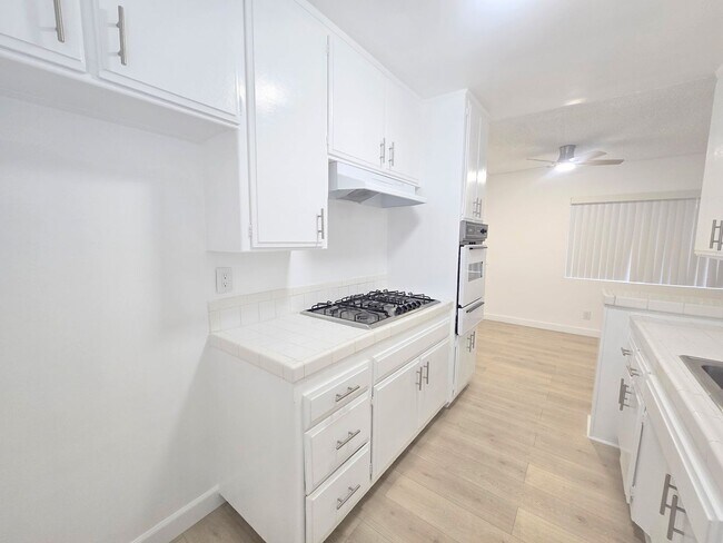 Building Photo - Welcome home! 2bd/2ba unit with parking. Master bedroom with en-suite bathroom!