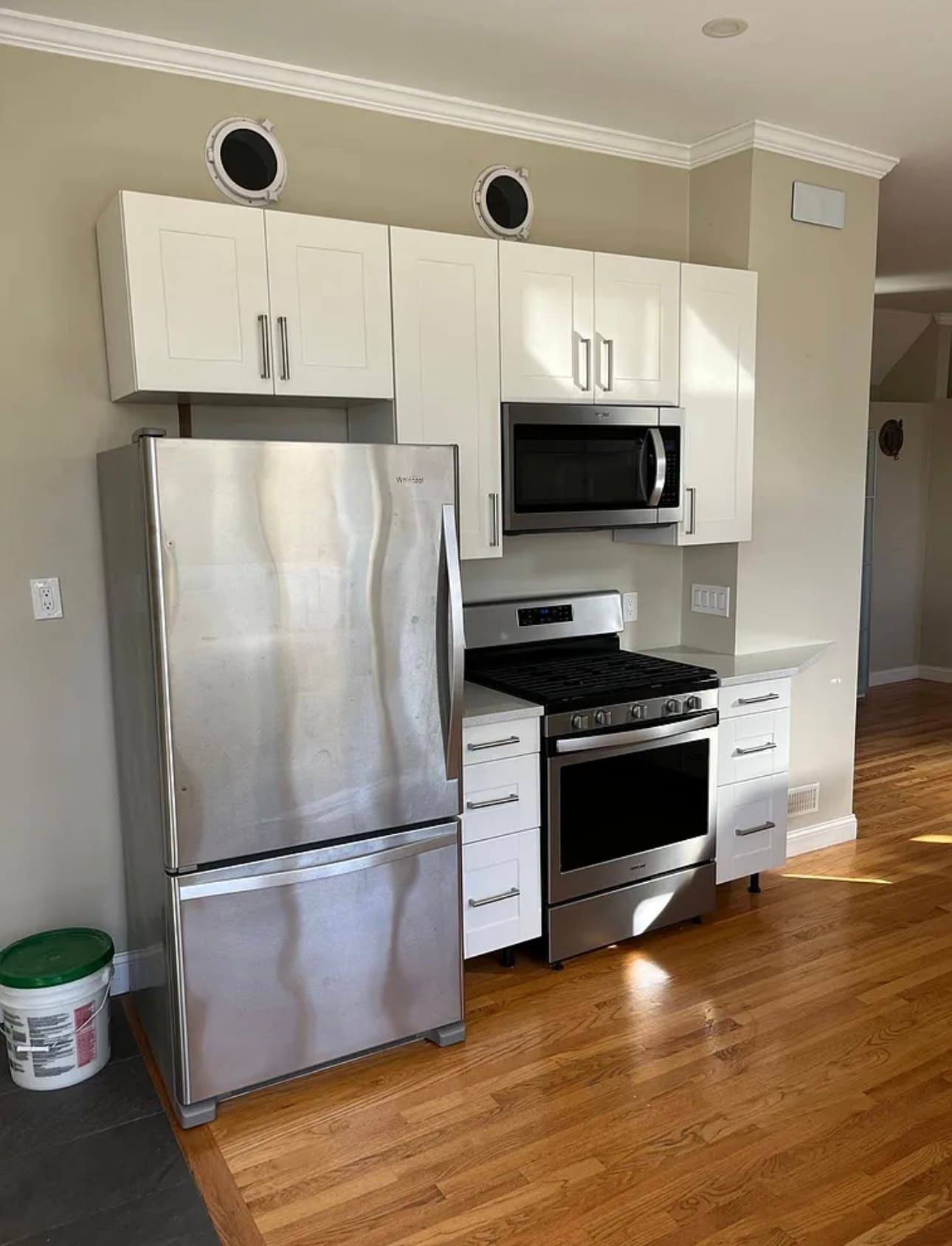 Building Photo - 573 Shirley St