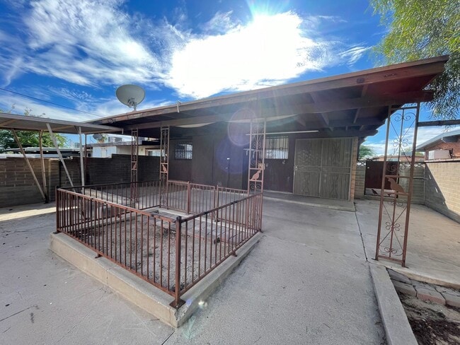 Building Photo - 2621 S Lands End Rd