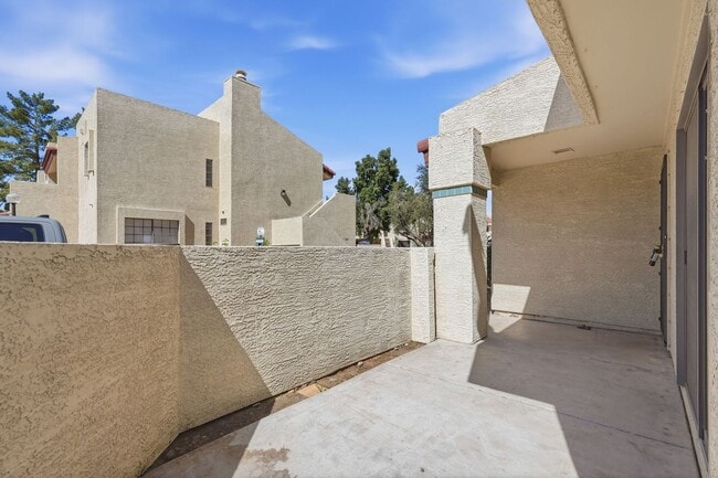 Building Photo - Two Bedrooms! 1 Car Garage!