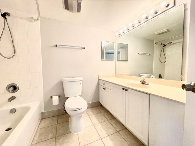 Building Photo - 1700 Crestwood Ct S